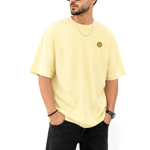 Camiseta informal con estampado en relieve para hombre, cómoda camiseta de algodón con un elegante diseño de estampado en relieve para uso diario. - Product Image 1