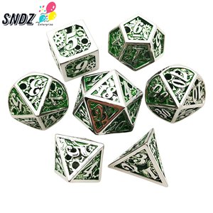 Jeu de dés polyédriques 7 pièces en métal gravé, dés de jeu de société D&D creux, design noir et or, durable - Product Image 2