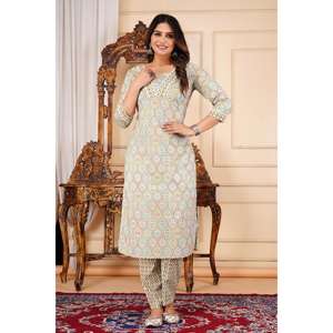 ชุดสلوارผ้าฝ้ายพิมพ์ลายดิจิทัลสีเขียวพาสเทลของ Aarti Fashion สำหรับผู้หญิง พร้อมดีไซน์ตกแต่งคอเสื้อแบบดีไซเนอร์ เสื้อผ้าสไตล์อินเดีย-ปากีสถาน - Product Image 1