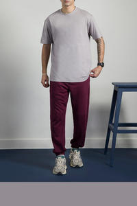 T-shirt pour homme anti-rides en tricot gaufré avec patchs universitaires, polyester de haute qualité, vêtement décontracté à séchage rapide - Product Image 3