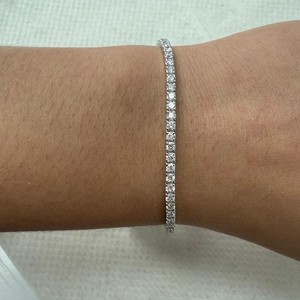 Pulsera de tenis clásica para mujer en plata de ley 925 con moissanita de corte brillante, engaste de garras con baño de rodio y cierre seguro - Product Image 1