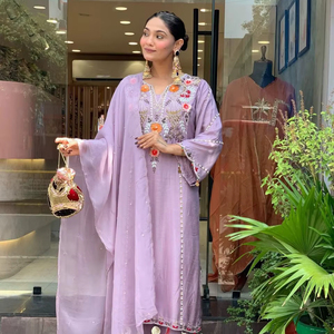Magnifique ensemble Kurti en viscose et soie Chanderi avec broderie à motifs séquentiels, pantalon en soie et dupatta en soie Chanderi - Product Image 1