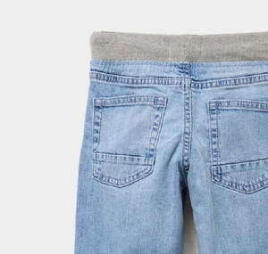 Jean en denim délavé bleu clair coupe droite tendance avec taille élastique, taille mi-haute, longueur complète, style décontracté pour garçons, fabriqué au Bangladesh - Product Image 6