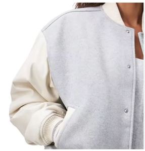 Chaqueta Varsity Gris Claro con Mangas Crema y Puños a Rayas, Corte Regular, Unisex, Chaqueta Bomber Informal para Otoño - Product Image 6