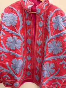 Chaqueta Corta Elegante para Mujer, Hecha a Mano en India, con Diseño Étnico, Color Rosa Vibrante, Tela de Algodón, Cuello Mandarín Abierto - Product Image 3