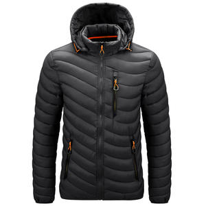 Vente en gros de vestes matelassées d'hiver chaudes pour hommes, avec capuche, confortables et utilitaires, personnalisables OEM, par un fabricant de vêtements. - Product Image 5