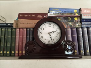 Reloj de Escritorio Moderno de Madera con Números Romanos, Movimiento Mecánico, Diseño Circular, Función de Alarma y Repetición, para el Año Nuevo - Product Image 6
