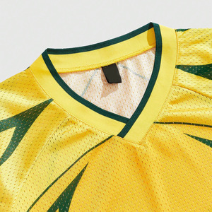 Camiseta de Fútbol Americano Ligera con Diseño de Paneles Dinámicos y Cuello en V de Malla de Alto Rendimiento 2026, con Número Impreso, Unisex, Ropa al por Mayor OEM - Product Image 3