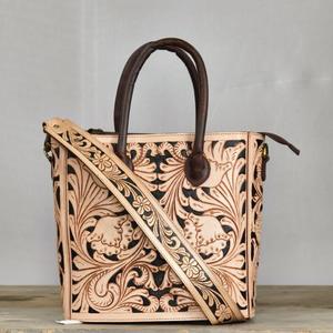Bolso Tote Bohemio de Cuero Genuino con Grabado Floral, Dos Asas, Cierre de Cremallera, para Uso Diario en Todas las Estaciones - Product Image 1