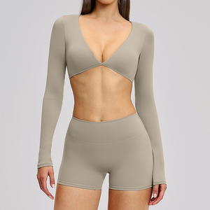 Conjunto Deportivo de Dos Piezas para Mujer, Color Negro, Top Corto de Manga Larga, Pantalones Cortos de Cintura Alta, Estilo Deportivo para Yoga y Ejercicio, Diseño con Aberturas - Product Image 2