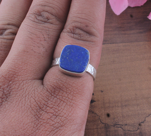 Bague solitaire unisexe classique en argent sterling 925 Shree Jaipur avec lapis-lazuli naturel taille coussin serti clos pour hommes et femmes - Product Image 3