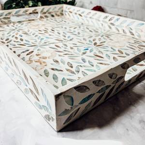 Plateau de service et de rangement rectangulaire Belladec Bohemian en nacre incrustée de mosaïque florale, design moderne et luxueux, fait main, compatible lave-vaisselle - Product Image 5