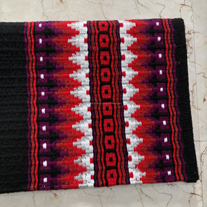 Manta de lana occidental para caballo, negra, roja y blanca, con patrón navajo del suroeste. - Product Image 3