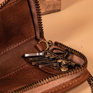 Porte-clés en cuir fait main de qualité supérieure avec coutures soignées et système de gestion des clés organisé, à prix raisonnable - Product Image 5