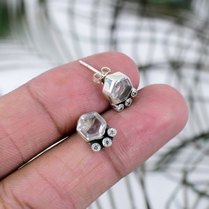 Boucles d'oreilles faites à la main, bijoux pierre de naissance de janvier, quartz rose, hexagonales, en argent sterling 925, cadeau pour elle, sertissage clos - Product Image 1