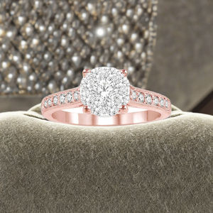 Bague d'Anniversaire Tendance de Luxe pour Femme en Or 10K Plaqué Rhodium avec Diamant de Laboratoire Solitaire Sertie en Griffes et Halo - Product Image 6