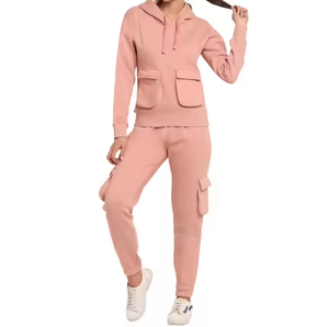 Conjunto Deportivo Rosa de Moda, Sudadera con Capucha y Bolsillos, Pantalones Deportivos, Ideal para Salidas Casuales y Ropa Deportiva Cómoda - Product Image 1