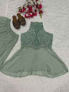 Traje Sharara Palazzo de Diseño Exclusivo Verde Menta con Cuentas Fendy Puro y Trabajo Artesanal de Moti, Top Largo hasta el Suelo para Bodas y Fiestas de Diwali - Product Image 3