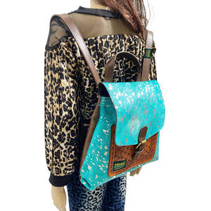 กระเป๋าเป้หนังสไตล์ตะวันตกสำหรับผู้หญิงพร้อมกระเป๋าซิปด้านในและลายโลโก้ - Product Image 4