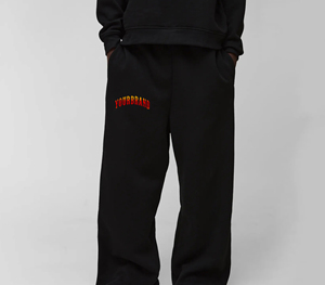 Pantalon de survêtement en coton noir pour homme, taille élastique, logo brodé sur la jambe gauche, style décontracté, idéal pour l'automne - Product Image 4