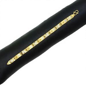 Bracelet pour homme en or jaune 22 carats avec motif Om, finition haut de gamme, bijou spirituel et élégant pour un usage quotidien et festif - Product Image 2