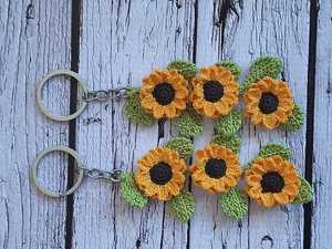 Porte-clés tournesol au crochet fait main en fil de coton doux, design traditionnel, respectueux de l'environnement, pour décoration de sac - Product Image 2