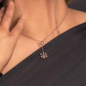 Collar con colgante de copo de nieve y diamantes, con eslabones circulares en oro rosa y diseño con acentos de cuentas de piedra blanca - Product Image 4