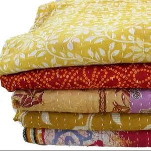 Colcha Reversible Bohemia de Algodón Vintage con Bordado Floral Gudri Kantha Hecha a Mano de Bangladesh, Venta al por Mayor - Product Image 1