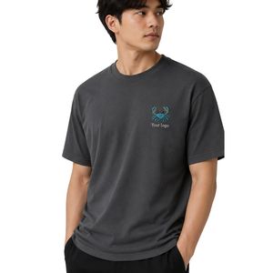 เสื้อยืดโอเวอร์ไซส์สีเทาเข้มสำหรับผู้ชาย แขนสั้น ผ้าฝ้าย คอกลม ปักโลโก้เล็กน้อย สไตล์ลำลอง สตรีทแวร์ ทรงหลวม แฟชั่นทันสมัย - Product Image 1