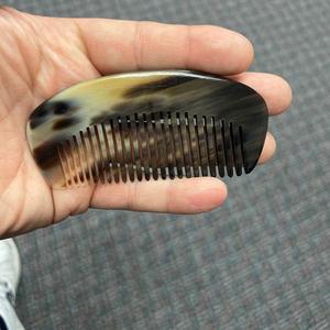 Peine Artesanal de Cuerno de Búfalo Tallado a Mano, Accesorio Natural para el Cuidado Personal con Dientes Suaves para Peinar la Barba y el Cabello - Product Image 2