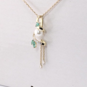 Perla Redonda de Agua Dulce Sostenida en una Elegante Cinta de Oro Amarillo Adornada con Hojas de Corte Marquesa y Borla de Diamantes, Joyería Fina - Product Image 2