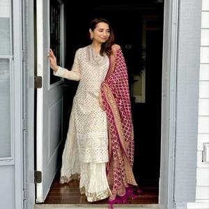 Ensemble de vêtements ethniques VASTRA COTTAGE pour femmes, haut en georgette brodé de créateur avec dupatta en soie douce Plazo, tenue de soirée - Product Image 1