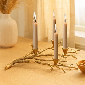 Candélabre doré orné en forme de branche, avec plusieurs coupelles pour bougies coniques allumées, parfait pour la décoration de table rustique - Product Image 1