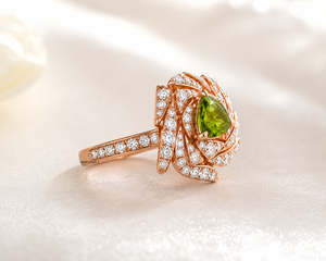 Bague florale de luxe en or 10K, 14K, 18K ou argent 925, 935 avec pierre précieuse verte taille trillon et accents de feuilles de diamant pour femme - Product Image 2