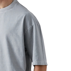 Camiseta de hombre oversize con hombros caídos, cuello redondo, manga corta, efecto lavado, ajuste holgado, estilo casual urbano. Proveedor mayorista de ropa. - Product Image 3