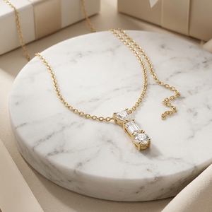 Collier pendentif minimaliste en or jaune avec trois pierres de diamant de laboratoire taille émeraude en forme de cœur, pour anniversaire, avec formes variées - Product Image 4