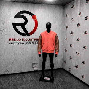 Chaqueta Varsity Personalizada de Satén, Color Rosa Coral, Mangas de Cuero Marrón, Chaqueta Bomber de Béisbol Premium, Moda Masculina, Estilo Universitario - Product Image 3