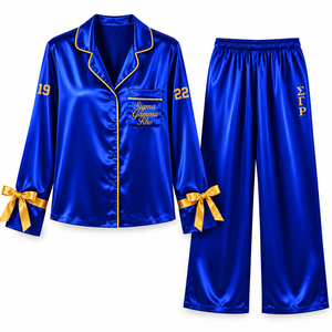 Ensemble de pyjama en satin pour femmes Sigma Gamma Rho, manches longues, boutonné, brodé, deux pièces, bleu avec bordure dorée, ensemble de détente - Product Image 5