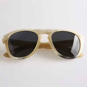 Gafas de sol hechas a mano con montura de cuerno de búfalo natural pulido. - Product Image 4