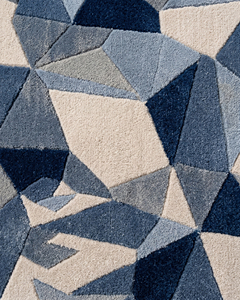 Tapis en laine rectangulaire bleu-gris à motif géométrique abstrait, motif de fragment de cristal facetté, antidérapant, écologique, tufté à la main pour un style moderne - Product Image 4