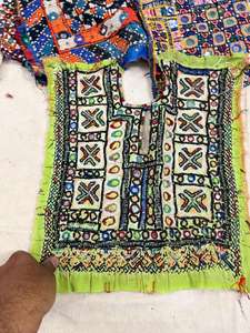 Parche de cuello indio vintage hecho a mano estilo Banjara con bordado y espejo para embellecer el vestido. - Product Image 3