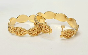 ขายส่งกำไลข้อมือผู้หญิง SARA ชุบทอง 24K สแตนเลสสตีล ดีไซน์คลาสสิก ทันสมัย คุณภาพสูง แฟชั่น เหมาะสำหรับงานหมั้นและงานแต่งงาน - Product Image 2