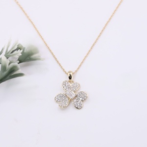 Colgante de Oro Amarillo con Trébol de Tres Hojas y Diamantes Cultivados en Laboratorio, Centro de Esmeralda, Pétalos con Micro Pavé, Joyería Fina Floral para Bodas y Fiestas - Product Image 1