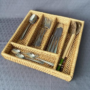 Plateau de rangement pour couverts en rotin naturel, compartiments pour ustensiles, porte-couverts de grande qualité, en vente - Product Image 2