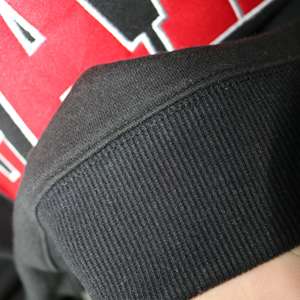 Sudadera CARDS BLACK con Cuello Alto, 100% Rojo, Apliques Bordados, Cuello Ancho, Hilos Finos - Product Image 5