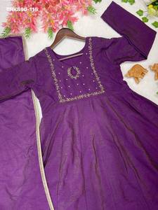 El mejor conjunto de vestido y dupatta de seda Vichitra con bordados a mano para festivales, proveedor de moda femenina de Surat a precio mayorista. - Product Image 3