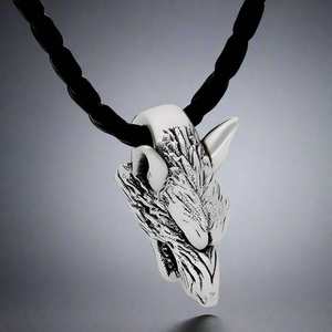 Colgante de Cabeza de Lobo en Aleación Plateada con Acento de Perla Bañada en Oro y Cordón de Cuero de 24 Pulgadas para Hombre - Product Image 5