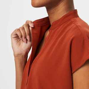 Uniforme Clínico de Alta Calidad con Diseño Ergonómico, Abertura Lateral para Mayor Movilidad, Traje de Asistente para Mujer - Product Image 6