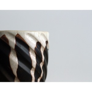 Mug en céramique fait main, style minimaliste, pour la maison, idéal pour un cadeau, design rayé mat. - Product Image 2