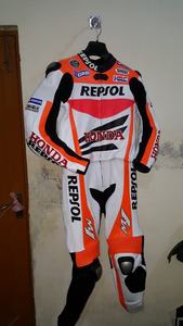 Elegante traje de motocicleta de equipo de carreras de cuero de alto rendimiento con armadura protectora ajuste ergonómico y paneles transpirables equipo de motorista - Product Image 6